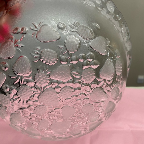 EUC VTG MIKASA “STRAWBERRY FARE” GLASS BOWL WITH CLEAR AND FROSTED STRAWBERRIES - Picture 7 of 9
